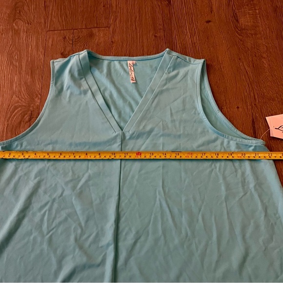 Lulu B Cooling UPF 50 Sleeveless V Neck Tank Top Aqua Blue XL NWT resort wear​ - Picture 3 of 12